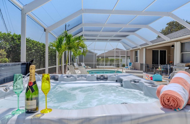 Heated pool and hot tub - Sleeps 6 - large backyard