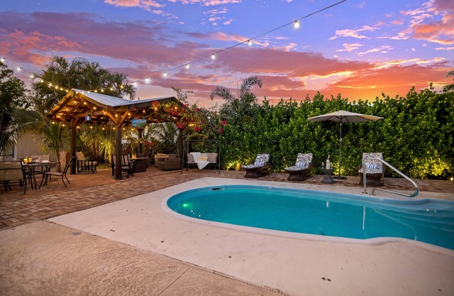 Heated Pool /Game Room /5+ Beds /Pet OK