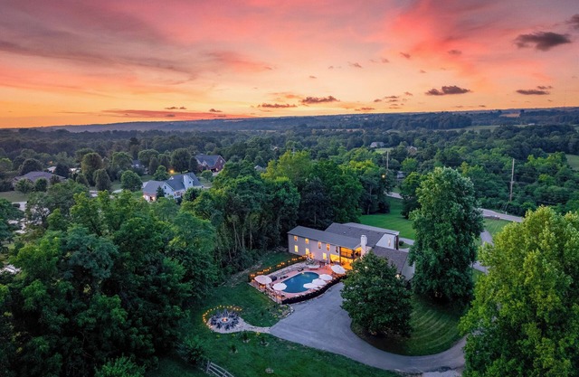 Heated pool | hot tub | games | firepit | pets