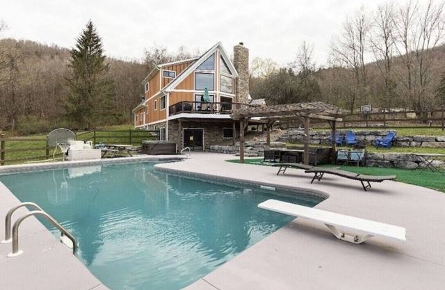 Heated Pool, Hot tub, pickleball, Sleeps 10, 70 acres to explore. Copper Ridge