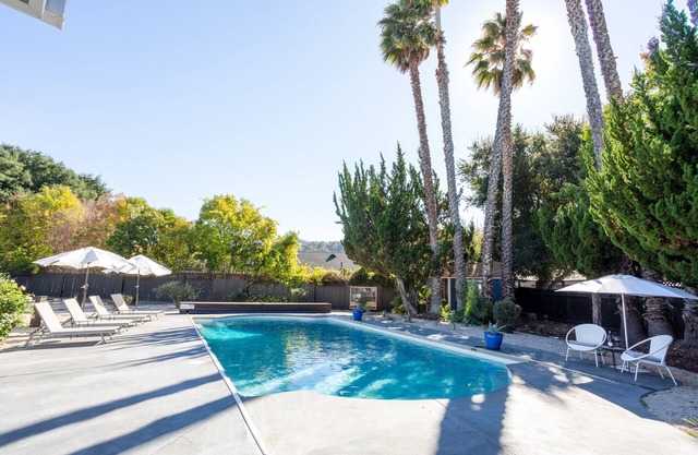Heated pool, hot tub, walk to tasting rooms!