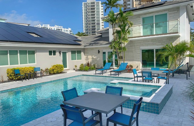 Heated Pool & Hot Tub! Walk to Beach, Restaurants & Water Taxi!