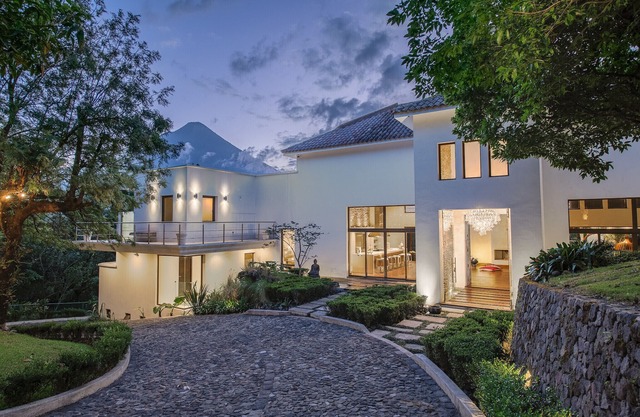 Heated pool, Jacuzzi, up to 18 guests. 10 bedrooms and 12.5 baths, Netflix AC