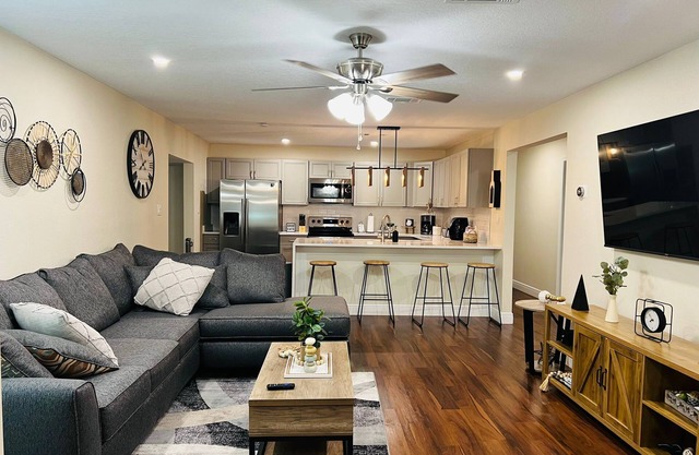 Heated pool & Kayaking house with a canal access in Lake Panasoffkee