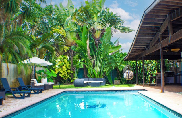 Heated pool, King beds, full outdoor kitchen, gate, blocks from highway exit.