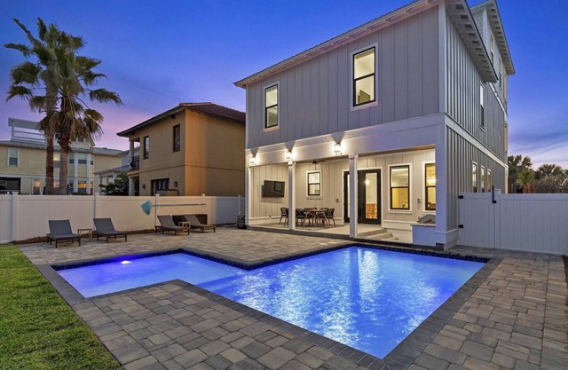 Heated Pool, LSV, Steps to Beach! | Salty Sisters