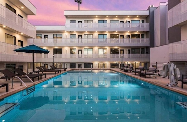 Heated POOL opens March⭐️ Downtown Nashville 🎵 FREE Parking, Honky Tonks 1mi