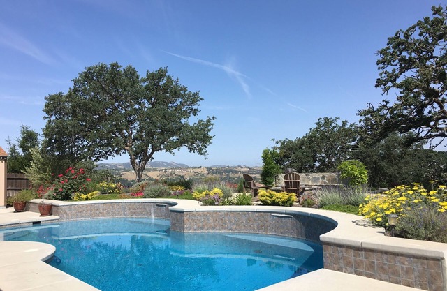 HEATED POOL-SPA- LARGE FIRE PIT-OUTDOOR KITCHEN-AWESOME VIEWS!