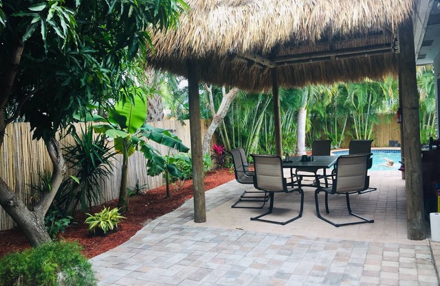 Heated pool , tiki hut , sunny family fun!