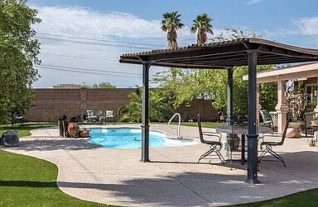 Heated Pool! WiFi Large Enclosed Yard Jetted Tub Smart TV BBQ Garage Parking