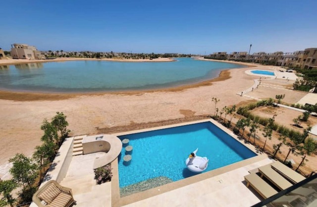 Heated Swimming Pool/Lake view/Luxury 5 BR villa