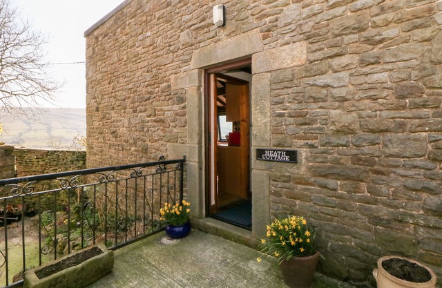 HEATH COTTAGE, character holiday cottage, with a garden in Edale