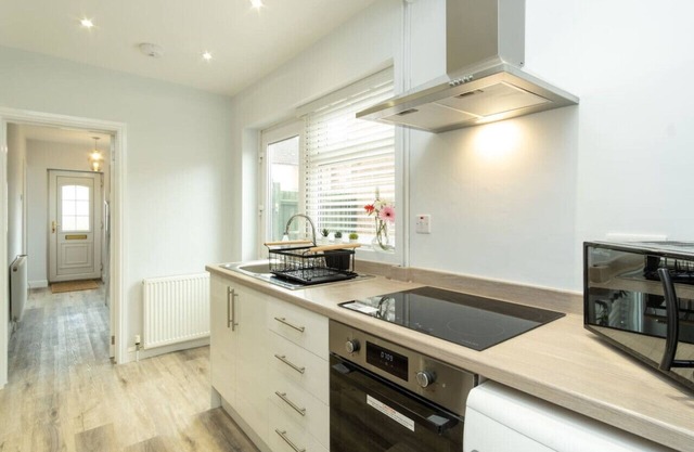 Heath House - Stunning 3-bed home with parking