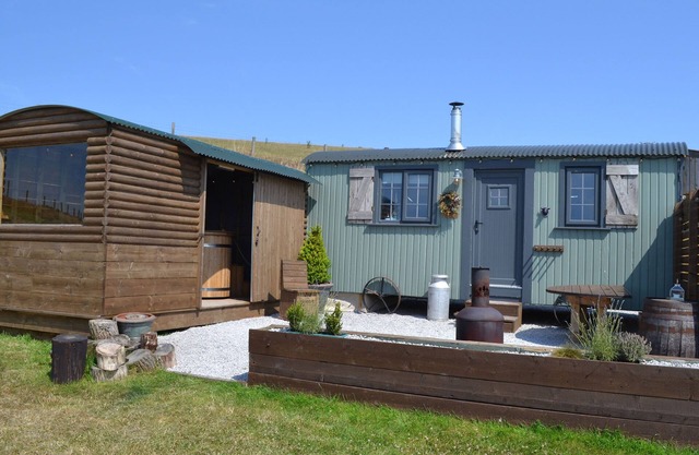 HEATHER HUT AT COPY HOUSE HIDEAWAY, pet friendly in Earby