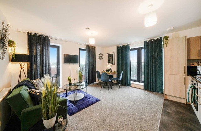 Heathrow Gateway Apartment with Balcony & Parking