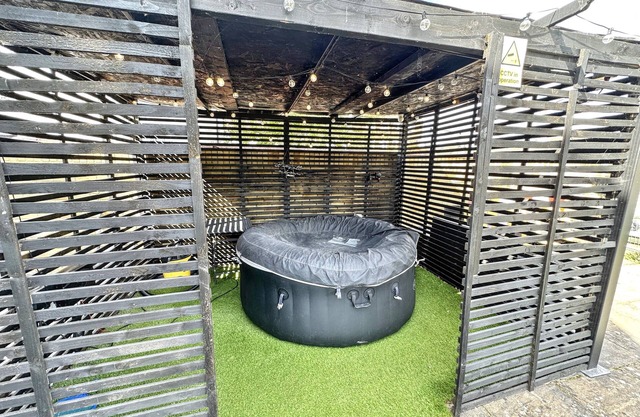 Heathrow House with Hot tub and Garden