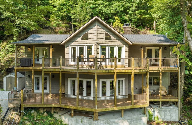 Heaven on Hiawatha Ln, 4 bed 4.5 bath Lakefront Home Close to Twin Cove Marina