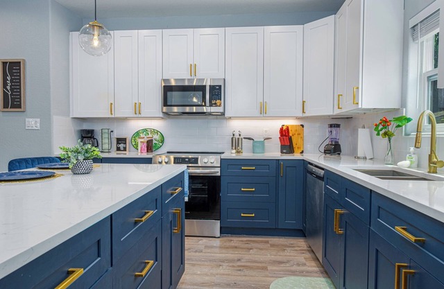 Heaven-sent Convenient 4br/3BA Near Downtown