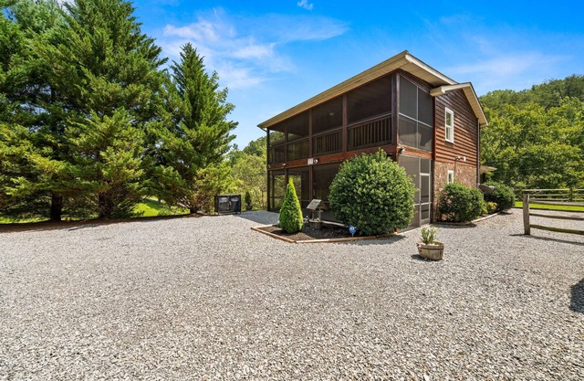 Heaven Sent - Tastefully Decorated Cabin with Fireplace