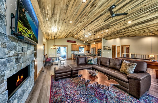 Heavenly Forest Fun - Spacious, Pool Table, Hot Tub