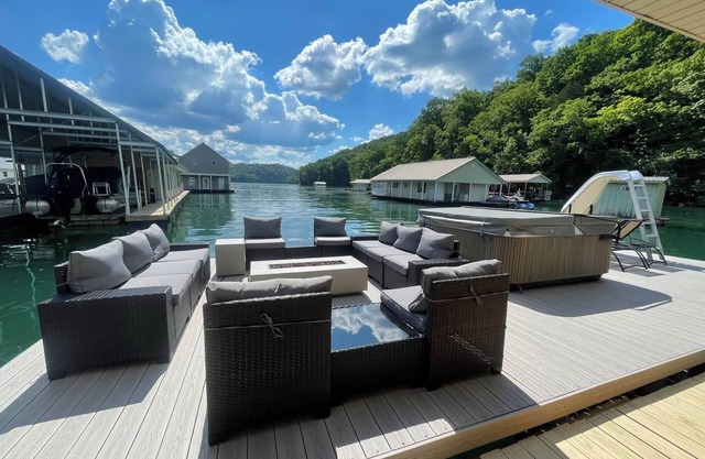 Heavenly Hideaway Floating Cabin with a *HOT TUB* Norris Lake, Whitman Hollow