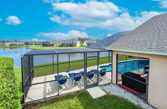 Heavenly Hideaway - gated community, stunning lake view from private pool, close to all attractions