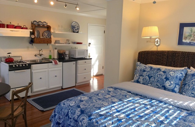 Heavenly HOT TUB, Wifi 2 Miles from Downtown