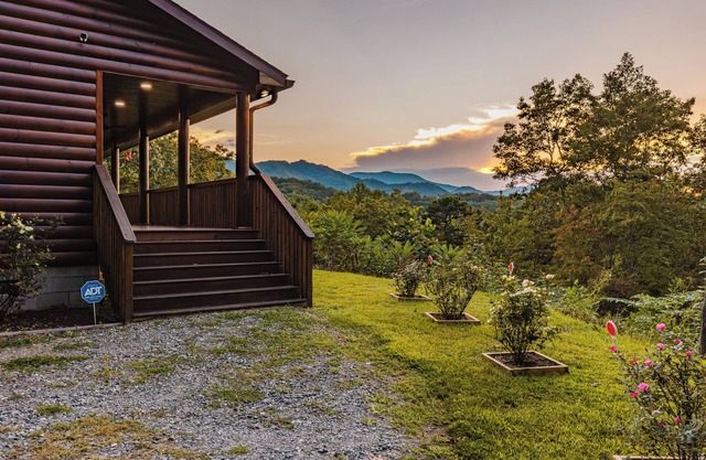 Heavenly mountain views! Premium luxury cabin. Step free entry-Harrah’s Casino.