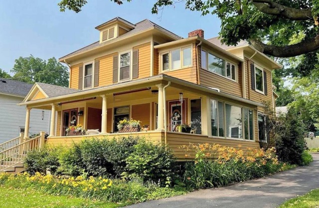 Heck-Of-A-Deck Lakehouse with Sunsets, and Kayaks, too!