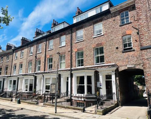 Hedley House Hotel & Apartments