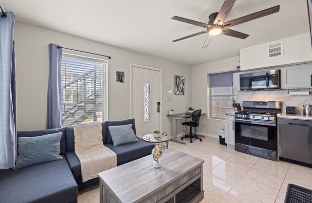 Heights Flat Nr Downtown | Yard Pets | Desk WiFi