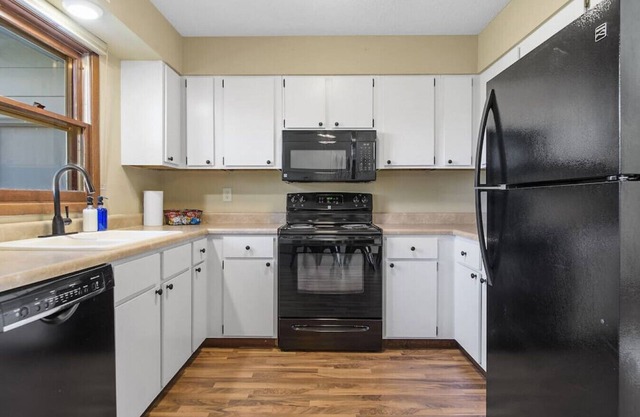 Hellen Drive · Spacious 4-BR-LG Fenced Backyard and Patio