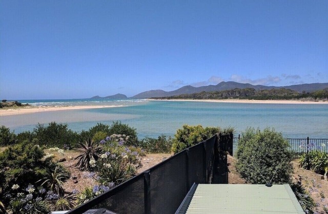HELLYER SANDS fully self contained holiday house
