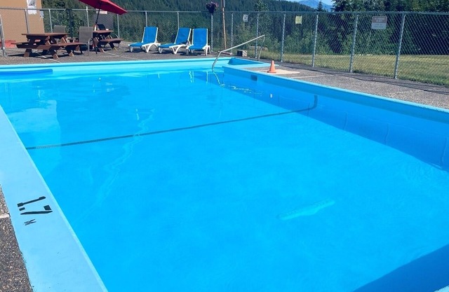 Hemlock Haven | Ski-in/out, Hot tub, Sauna, Pool, Wi-Fi, BBQ, Games Room, 2Queen