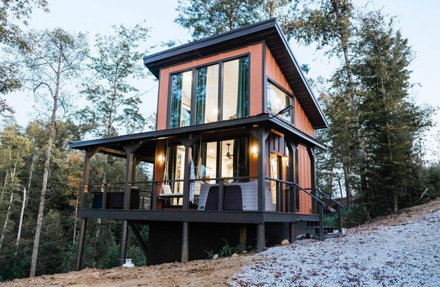 Hemlock – Hillside King Cabin w/Hot Tub, Fire Pit & Pond Views | 20 Mins to Red River Gorge