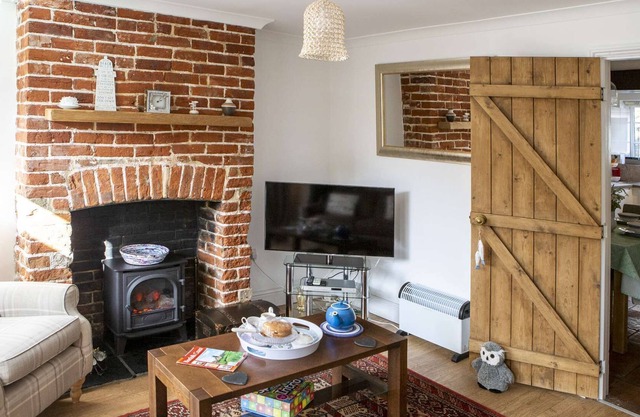 Hemsby Cottage With spa Bath and Private Garden