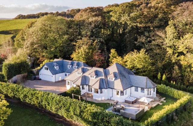 Hen Haven Manor – Celebration Retreat with Hot Tub & Outdoor Bar!