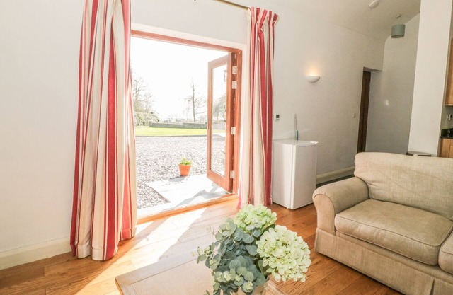 HEN STABL, family friendly, country holiday cottage in Llangoed
