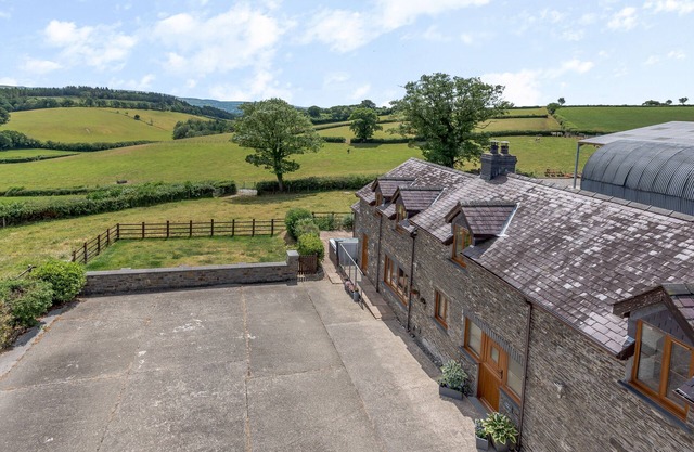 Hen Ysgubor - Three Bedroom House, Sleeps 6