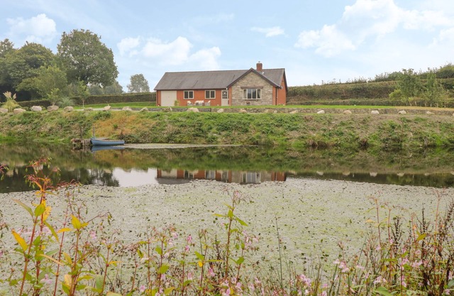 HENDRE, family friendly, character holiday cottage in Penybontfawr