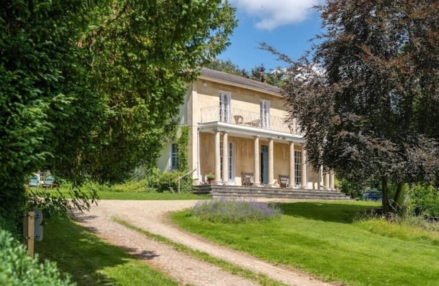 Henge Estate: 9-10 en-suite bedrooms; Stonehenge