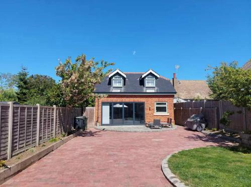 Henlow Annexe Room 1 of 2