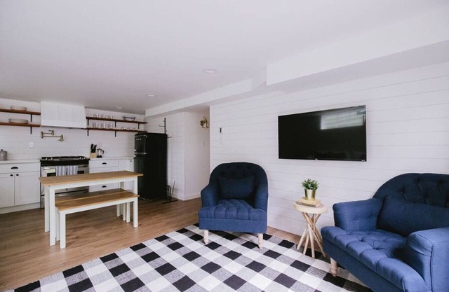 Henry's Hideaway-Cozy Farmhouse Styled Guest Suite