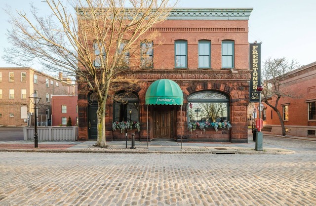 Henry’s: Downtown New Bedford, Bright & Spacious 4BR across from Whaling Museum