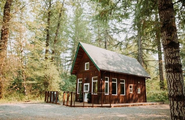 Hera's Chalet with Hot Tub & Sauna