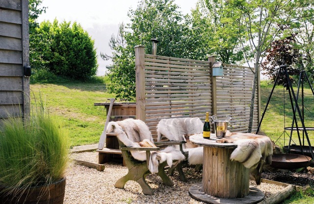 Herbie's Shepherd's Hut - Sleeps 2 & Hot Tub