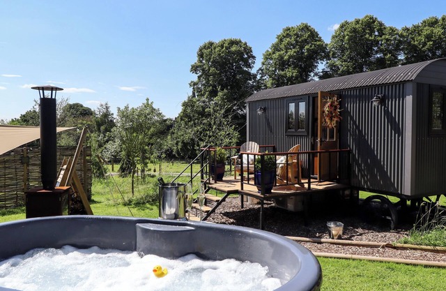 HERDWICK LUXURY GLAMPING, romantic, with hot tub in Nottingham