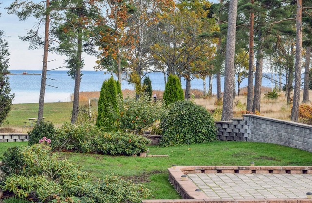 Here you stay in idyllic Timmernabben with fantastic views over the water.
