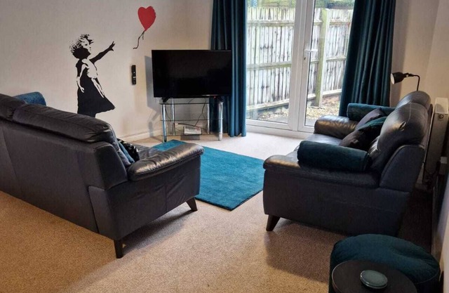 HEREFORD – Finch House: Modern 4-Bed, Dog Friendly, Sleeps 10 + Pool Table