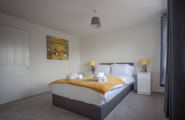 HEREFORD – Kestrel House: 4-Bed Home North of City, Parking for 2, Sleeps 7
